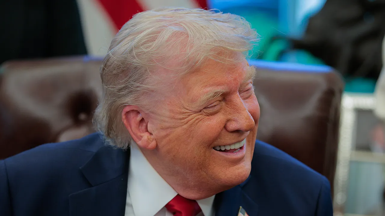 Trump notices veteran’s anti-Biden sticker in hilarious Oval Office exchange
